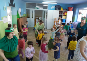 Dzieci podczas tańca.